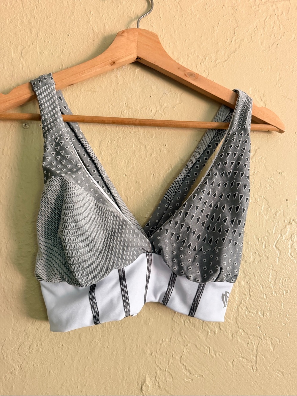 Patterned Gray Wireless Sports Bra with White Band